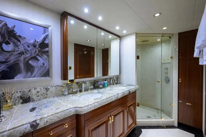 Sarabeth Yacht Photos Pics VIP Guest Bath-Starboard
