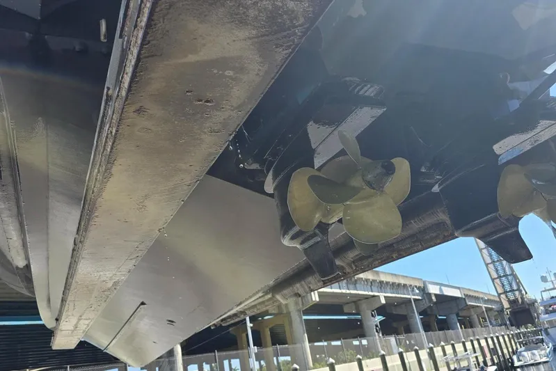 B-offline Yacht Photos Pics Underwater view of 2019 SACS Rebel 40 boat propellers at a dock.