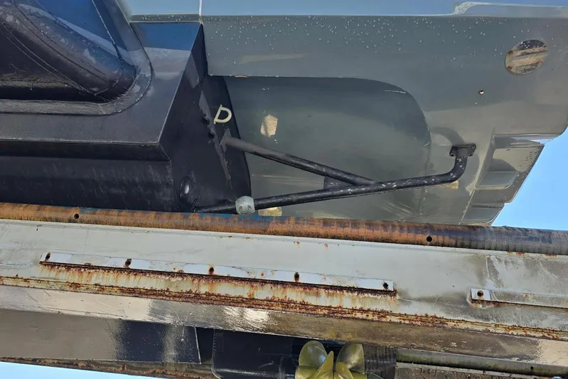 B-offline Yacht Photos Pics Close-up of 2019 SACS Rebel 40 boat hull and propeller on a lift.