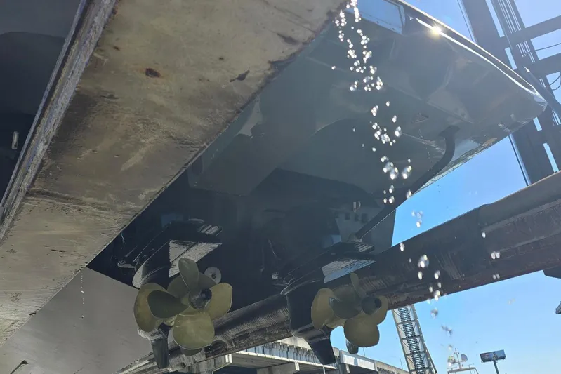 B-offline Yacht Photos Pics 2019 SACS Rebel 40 boat propellers with water droplets, viewed from below.