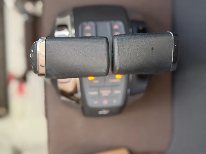  Yacht Photos Pics 2021 COBALT R30 - Image 19