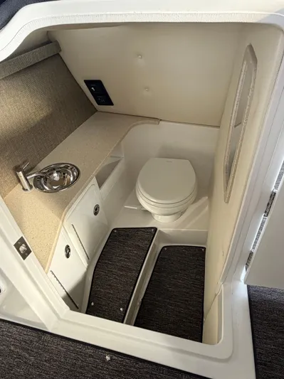  Yacht Photos Pics 2021 COBALT R30 - Image 22