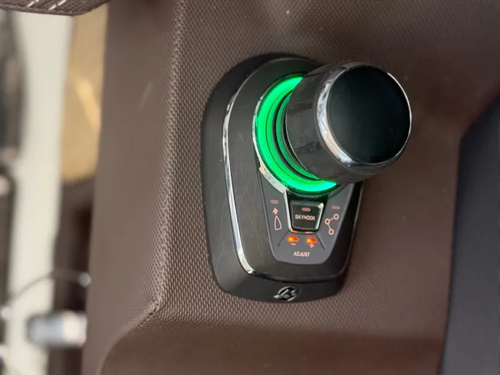  Yacht Photos Pics 2021 COBALT R30 - Image 18