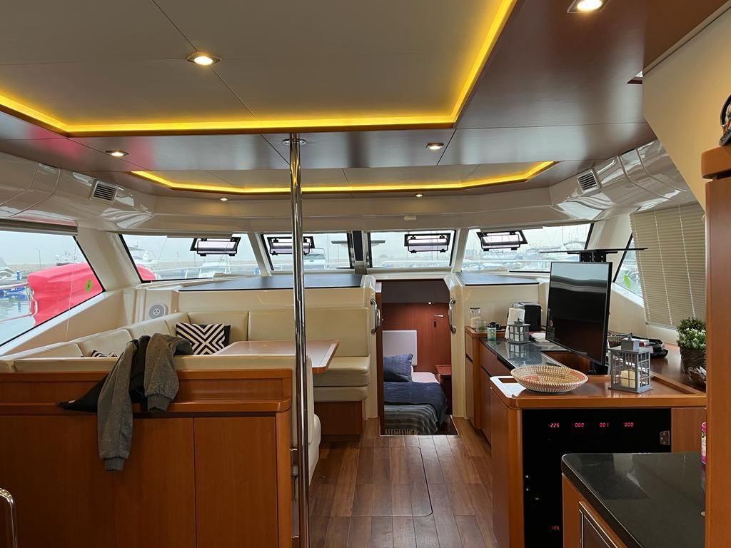 2015 Aquila 43 