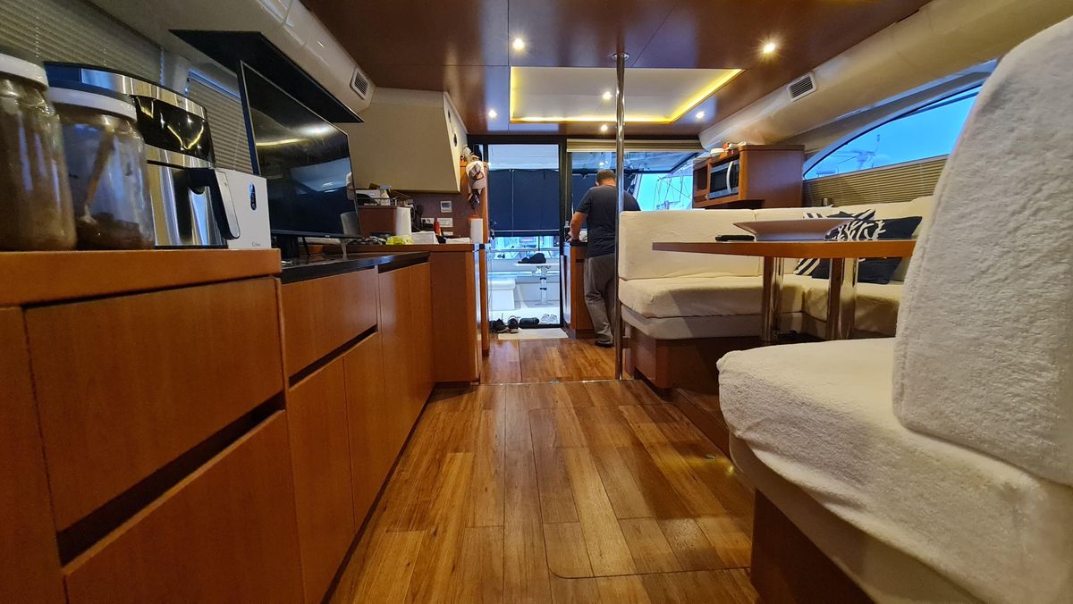 2015 Aquila 43 