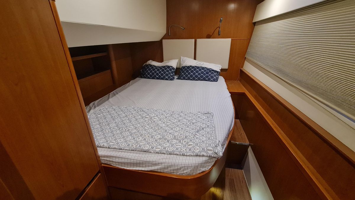 2015 Aquila 43 