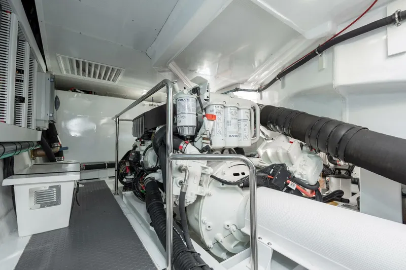  Yacht Photos Pics 2022 Belize 54 Sedan - Image 77