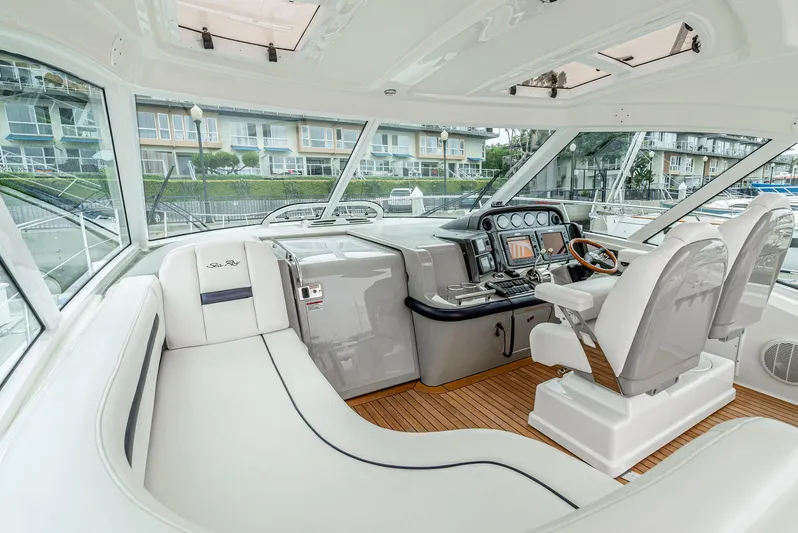  Yacht Photos Pics 2007 Sea Ray 48 Sundancer yacht interior with modern helm and seating area.