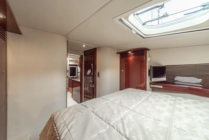  Yacht Photos Pics Interior of 2007 Sea Ray 48 Sundancer yacht, featuring a luxurious bedroom with skylight.