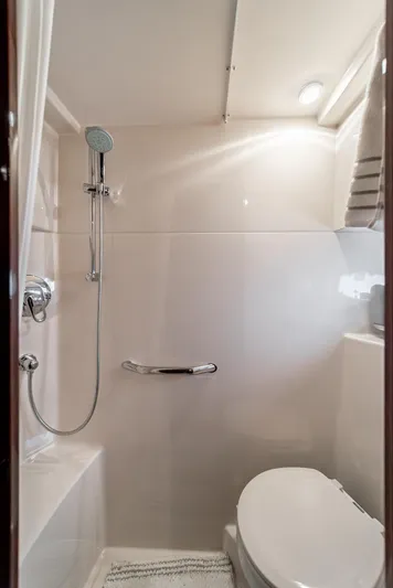  Yacht Photos Pics 2007 Sea Ray 48 Sundancer bathroom with shower and toilet.