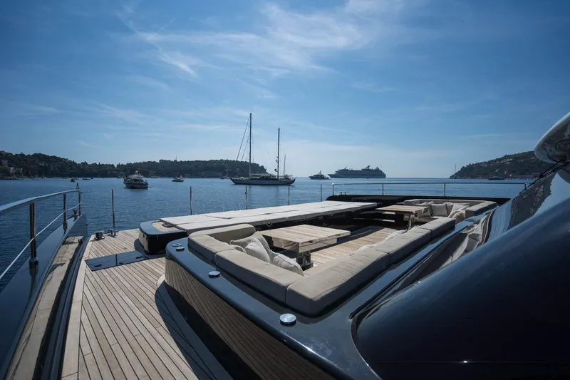 Manta Yacht Photos Pics Luxurious 2022 Sunreef 80 Sunreef Power MANTA yacht with spacious deck and scenic ocean view.