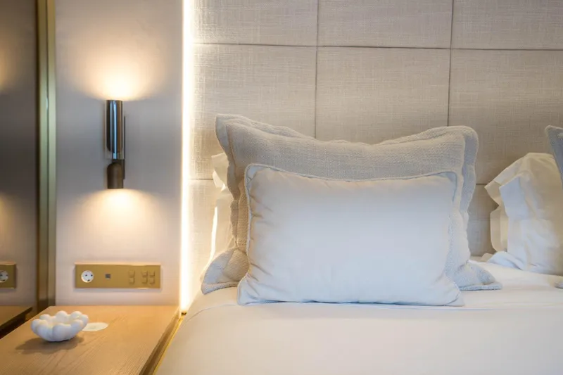 Manta Yacht Photos Pics Luxurious bedroom interior on 2022 Sunreef 80 Sunreef Power MANTA yacht.