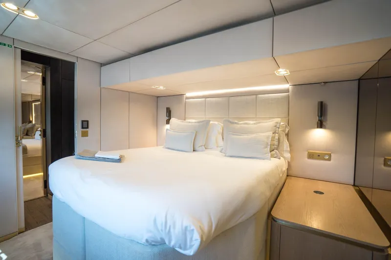 Manta Yacht Photos Pics Luxurious bedroom interior on 2022 Sunreef 80 Sunreef Power MANTA yacht.