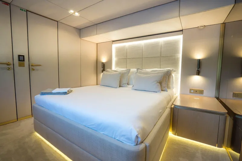 Manta Yacht Photos Pics Luxurious bedroom interior on 2022 Sunreef 80 Sunreef Power MANTA yacht.