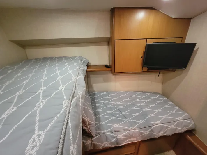 Yacht Photos Pics 2001 Ocean Yachts 56 Super Sport cabin with twin beds and TV.