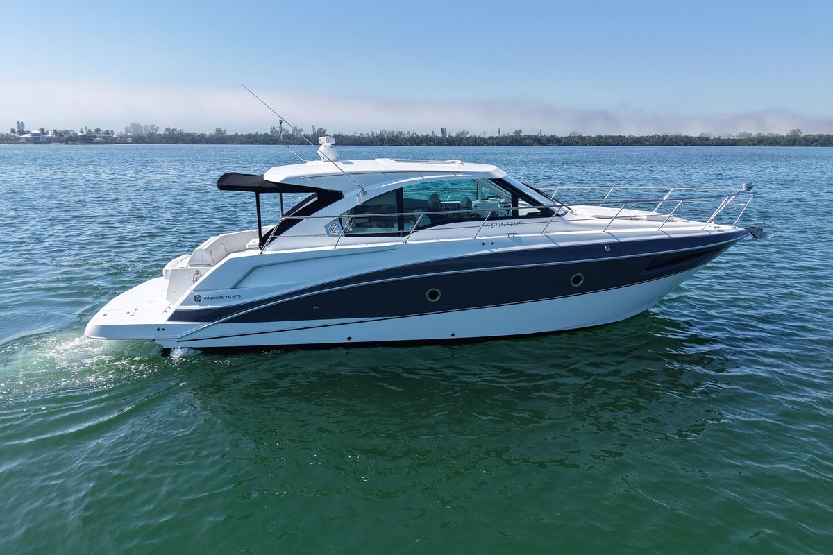 2018 Cruisers Yachts 42 