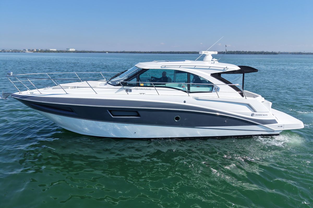 2018 Cruisers Yachts 42 