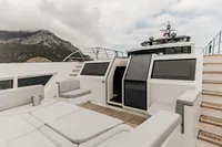 BERING 92 BOW DECK