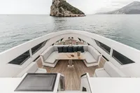 BERING 92 BOW DECK