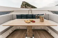 BERING 92 BOW DECK
