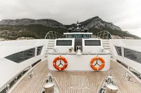 BERING 92 BOW DECK