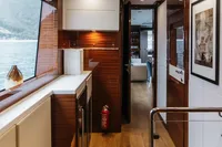 BERING 92 MAIN DECK COMPANION WAY