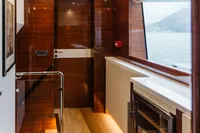 BERING 92 MAIN DECK COMPANION WAY