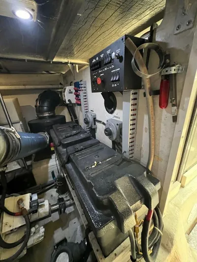 Justified Yacht Photos Pics 2001 Carver 530 Voyager Pilothouse - Image 52