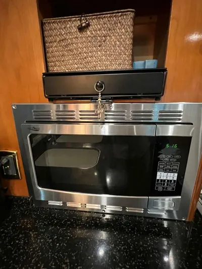 Justified Yacht Photos Pics 2001 Carver 530 Voyager Pilothouse - Image 30