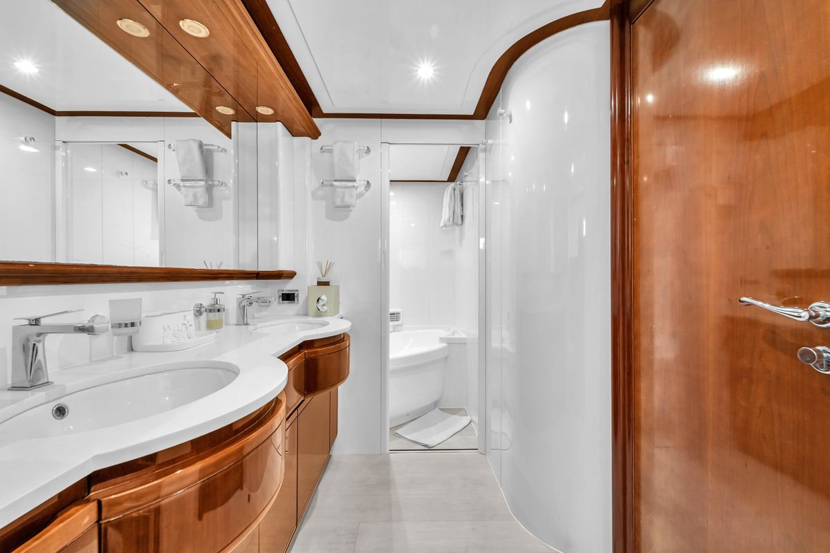 2002 Ferretti Yachts 94 