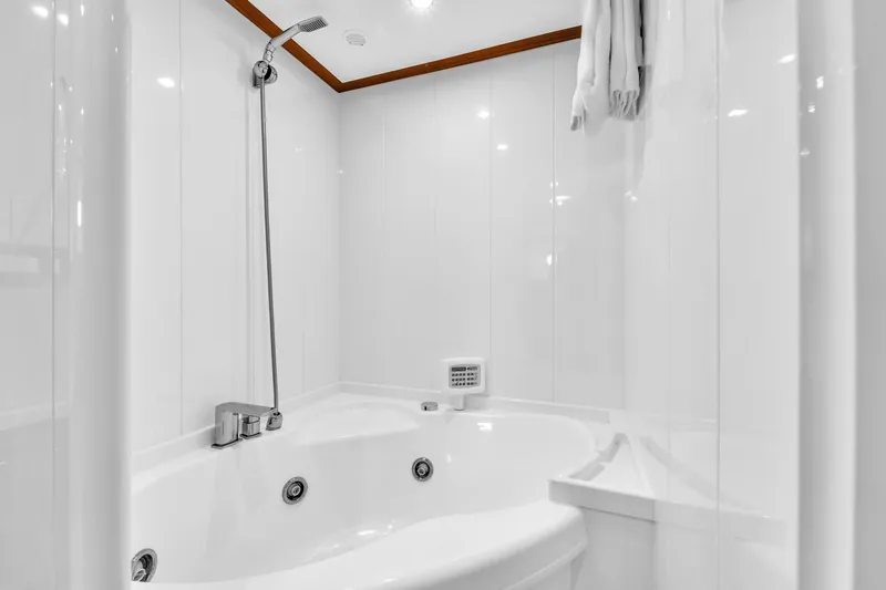 Sinpatico Yacht Photos Pics Luxurious bathroom with jacuzzi tub in 2002 Ferretti Yachts Custom Line 94.