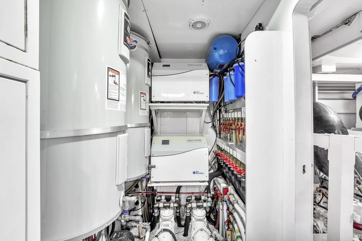 2002 Ferretti Yachts 94 