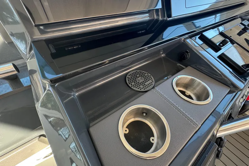 Millennium Falcon Yacht Photos Pics 2023 Formula 400 Super Sport Crossover boat dashboard with cup holders and speaker.