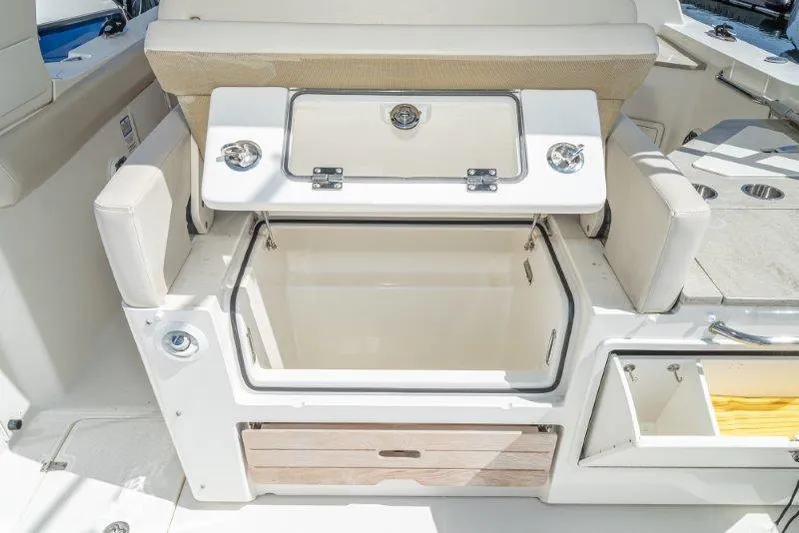 Boston Whaler 350 Realm Yacht Photos Pics 
