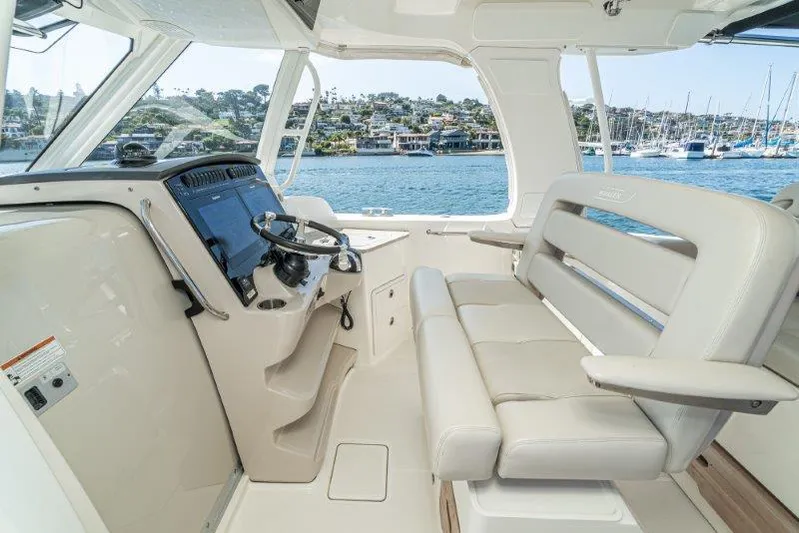 Boston Whaler 350 Realm Yacht Photos Pics 