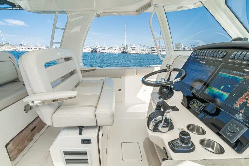 Boston Whaler 350 Realm Yacht Photos Pics 