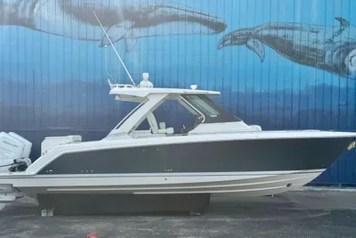 Tiara Yachts 34 LS