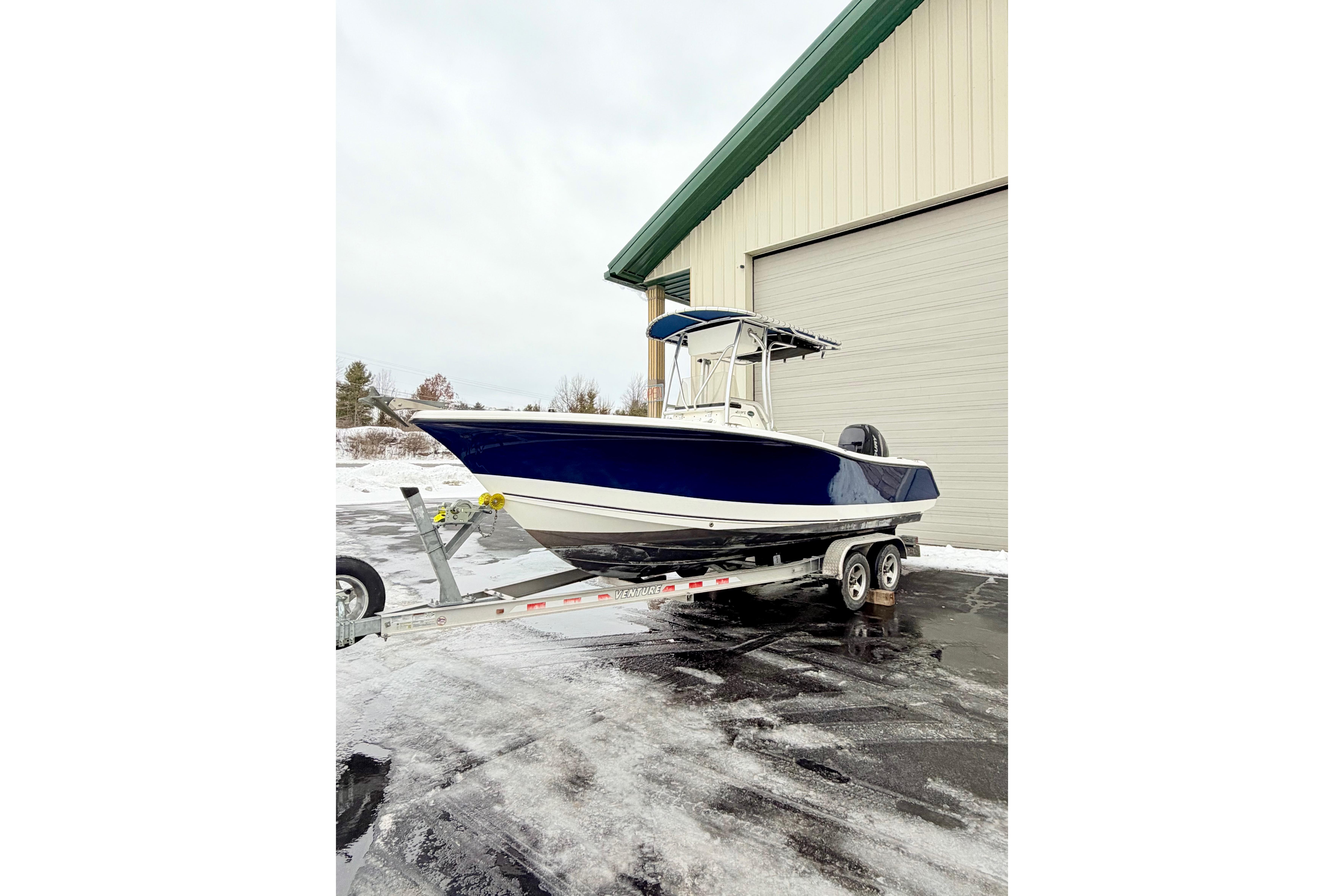 Trophy 2203 Center Console