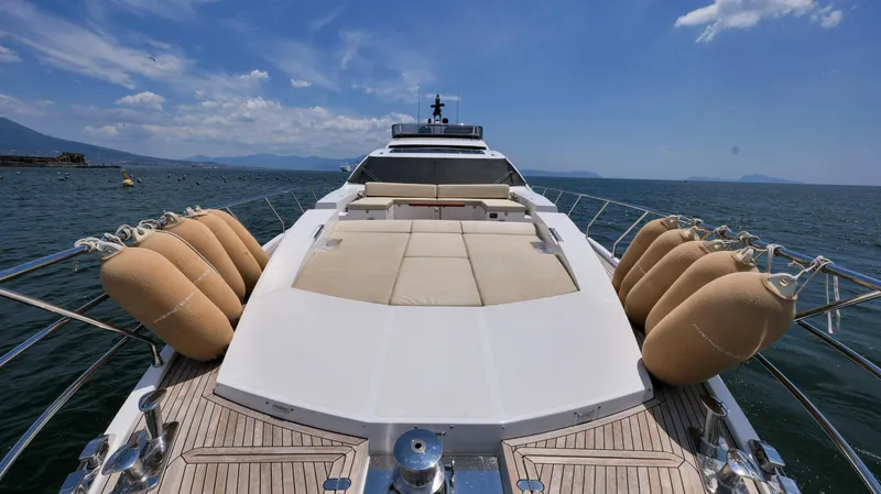Elisa II Yacht Photos Pics 2018 Azimut 77 S yacht with sun deck, cruising on open water under a clear blue sky.