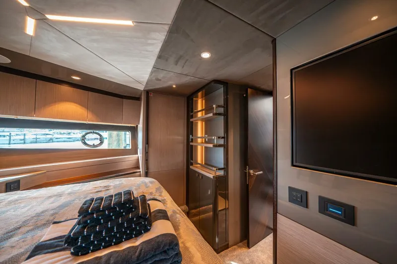  Yacht Photos Pics 2024 Sunseeker Manhattan 68 - Image 28