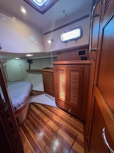 Nowhere To Be Yacht Photos Pics 2006 Island Packet 440 cabin interior with wooden flooring and cozy sleeping area.