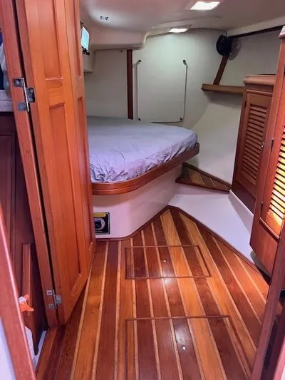 Nowhere To Be Yacht Photos Pics 2006 Island Packet 440 yacht interior with wooden flooring and cozy sleeping area.