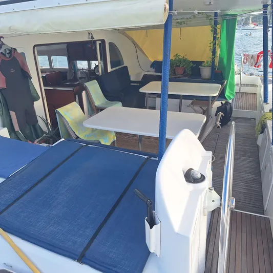  Yacht Photos Pics 2004 Lagoon 570 yacht interior with seating, tables, and nautical decor.