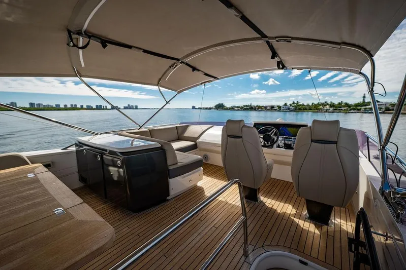  Yacht Photos Pics Princess 65 - Flybridge Helm