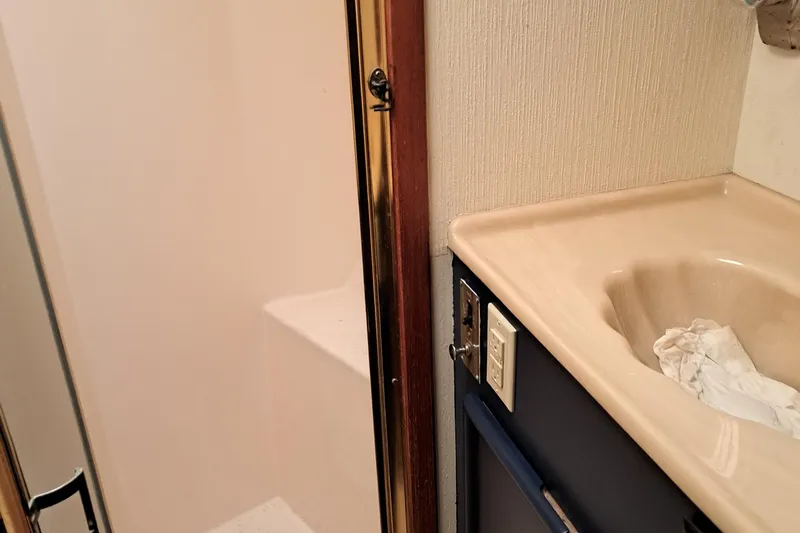 Jen & Tonic Yacht Photos Pics 1986 Post Sportfisher bathroom with shower and sink.