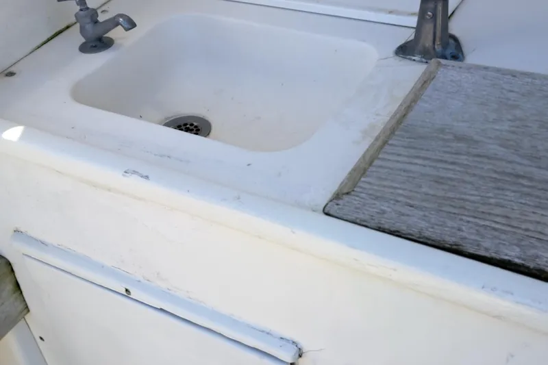 Jen & Tonic Yacht Photos Pics 1986 Post Sportfisher boat sink and faucet in white