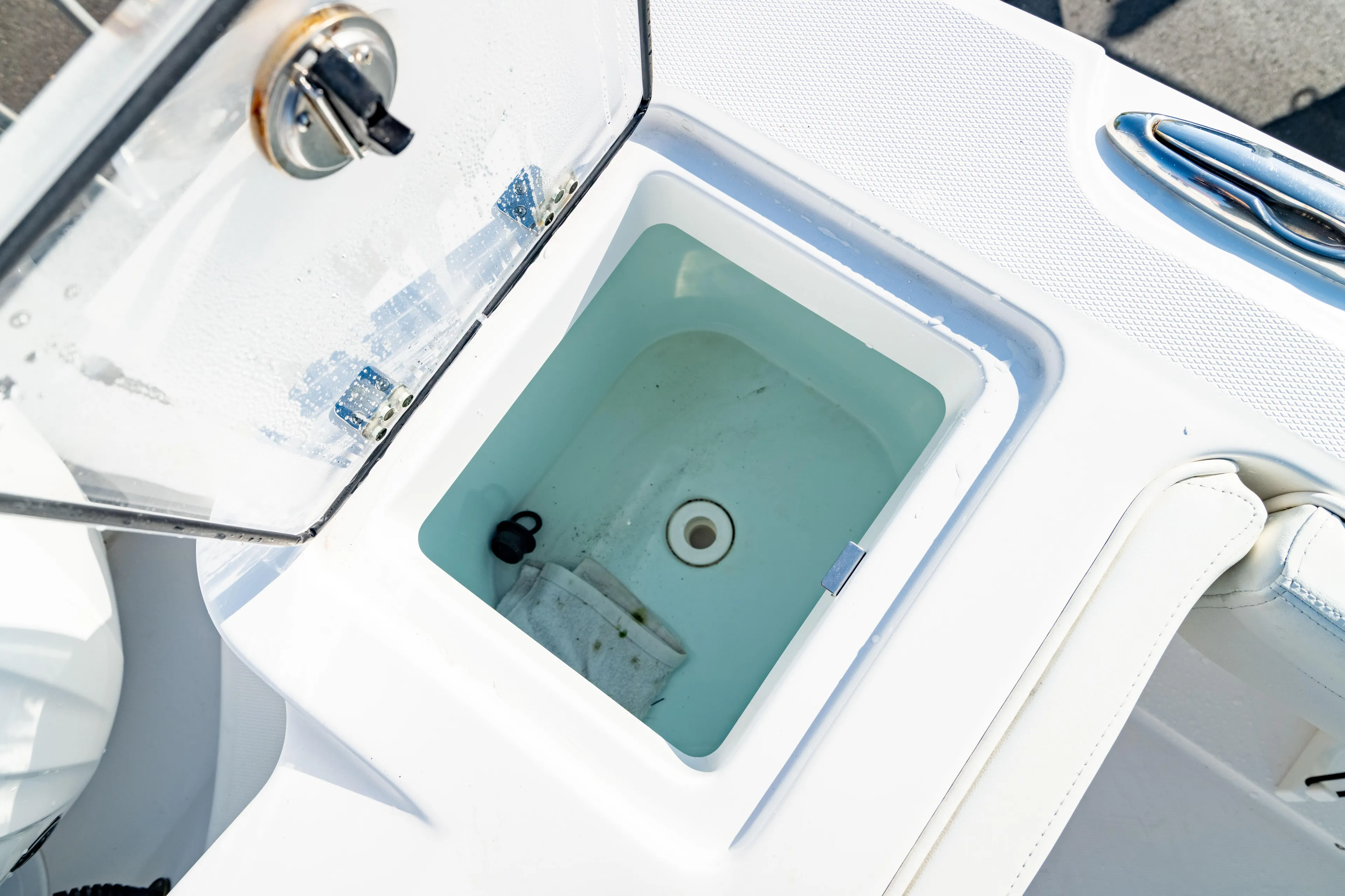  Yacht Photos Pics Livewell compartment on 2022 Edgewater 262 CX boat, open lid, white interior.