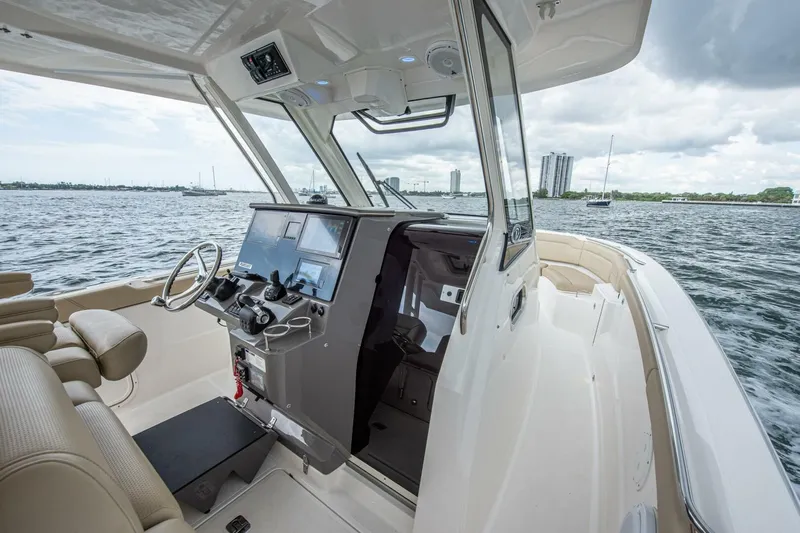 Southern Pass Yacht Photos Pics 2019 Pursuit S 328 Sport - Image 17