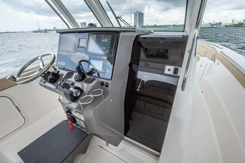 Southern Pass Yacht Photos Pics 2019 Pursuit S 328 Sport - Image 18