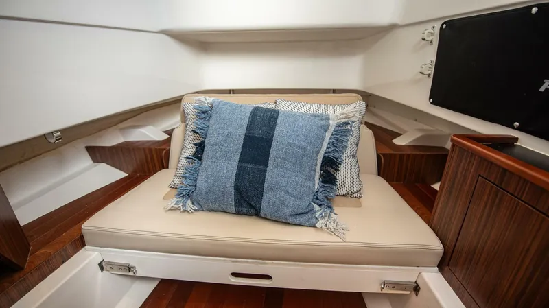 Southern Pass Yacht Photos Pics 2019 Pursuit S 328 Sport - Image 37